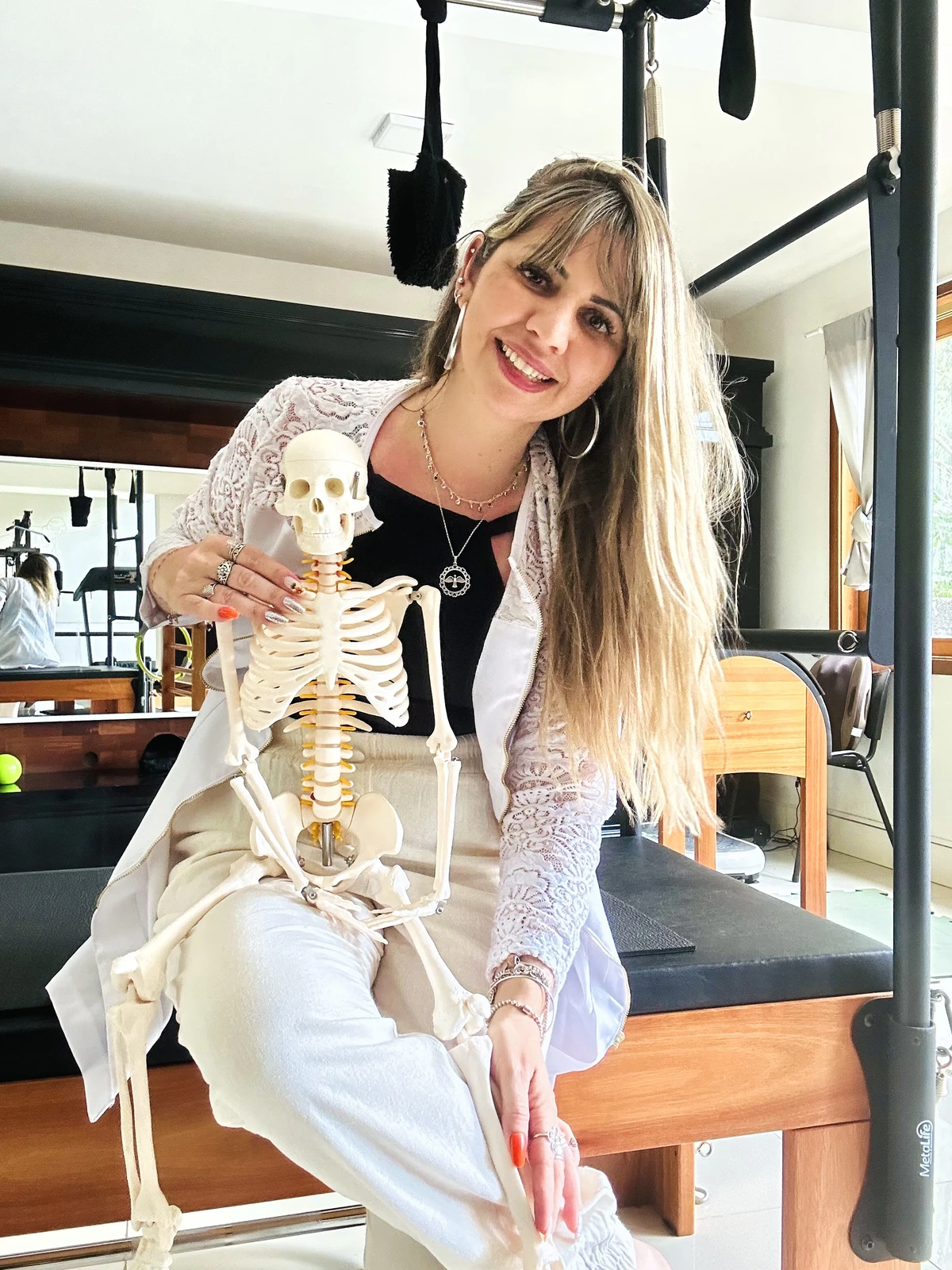 Dra. Fernanda Custódio em seu espaço de atendimento